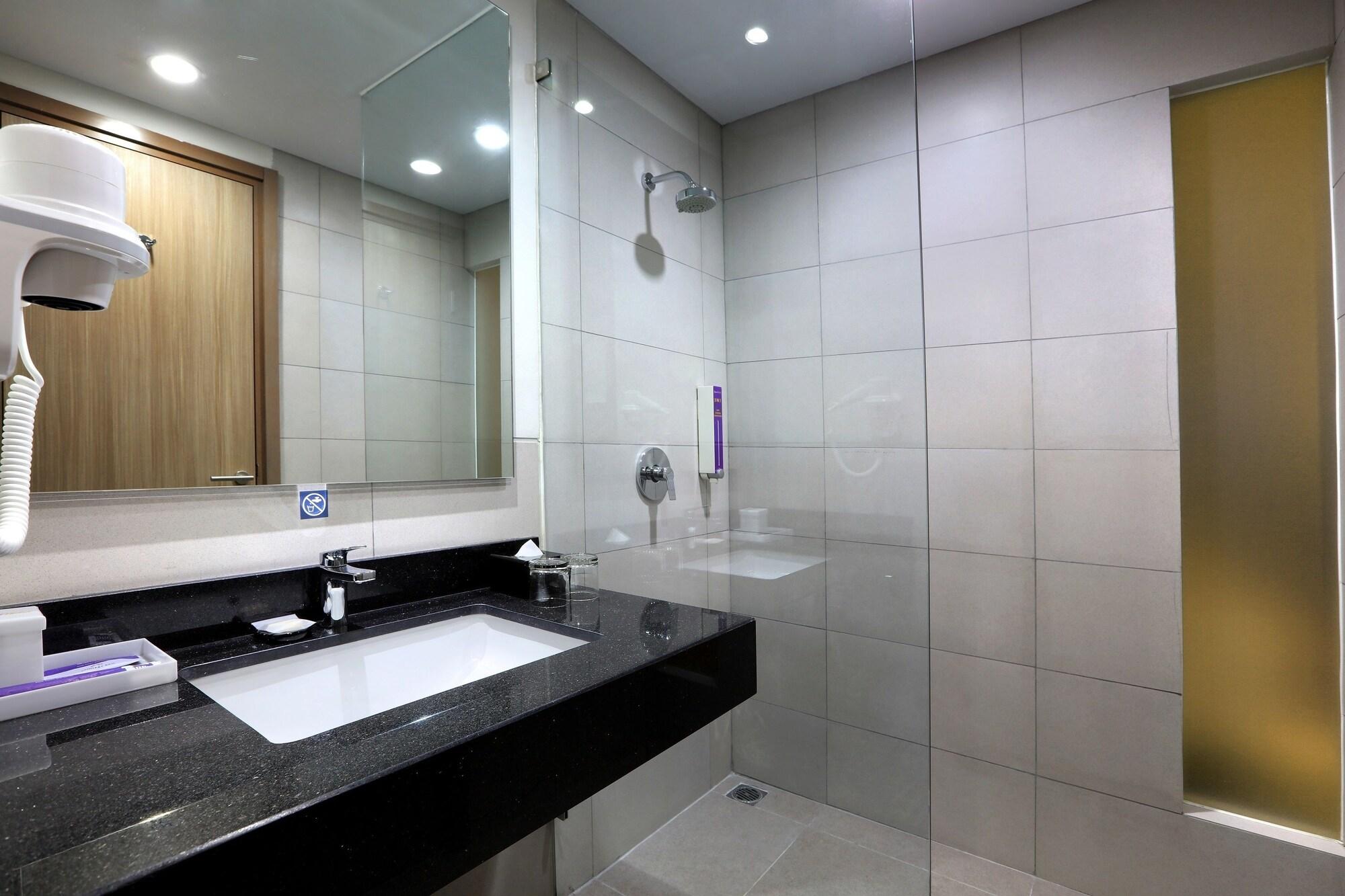 Quest Hotel Cikarang by ASTON Bekasi Eksteriør bilde