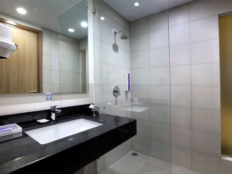 Quest Hotel Cikarang by ASTON Bekasi Eksteriør bilde