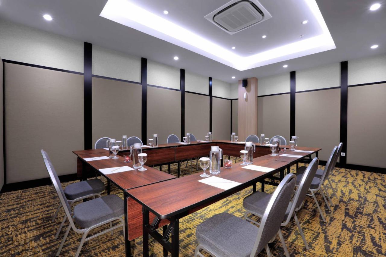 Quest Hotel Cikarang by ASTON Bekasi Eksteriør bilde